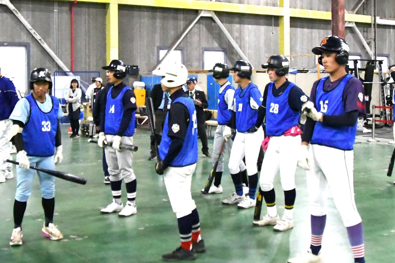 打撃練習を待つ選手たち