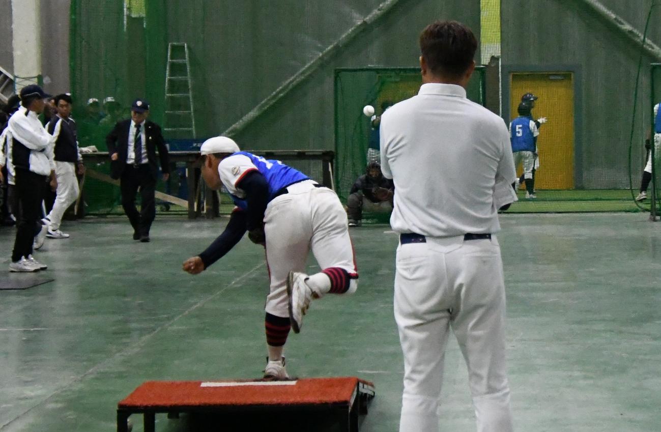 石崎コーチが見守る中、投球練習が行われた