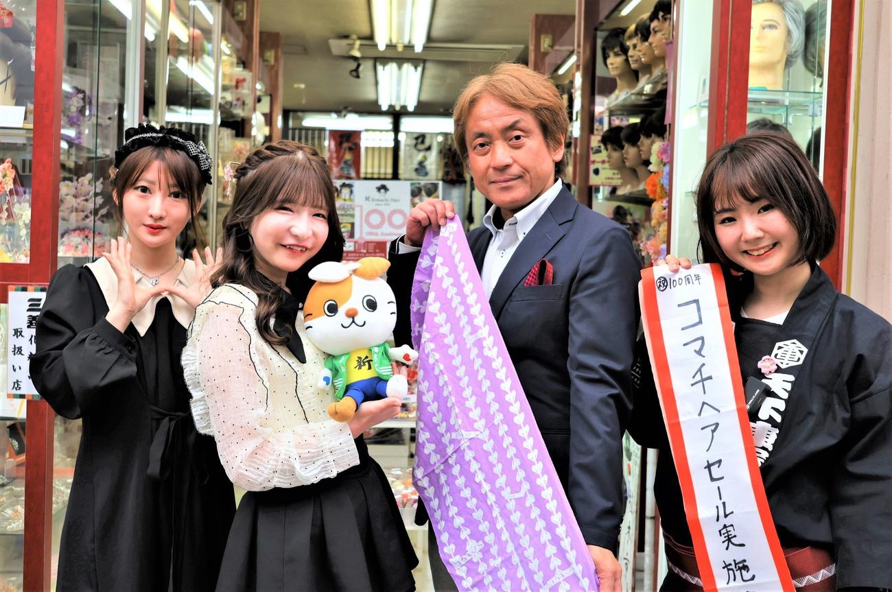 コマチヘアの店先で記念撮影。左から、ぬん姉さん、もえの、岩崎社長、関森さん
