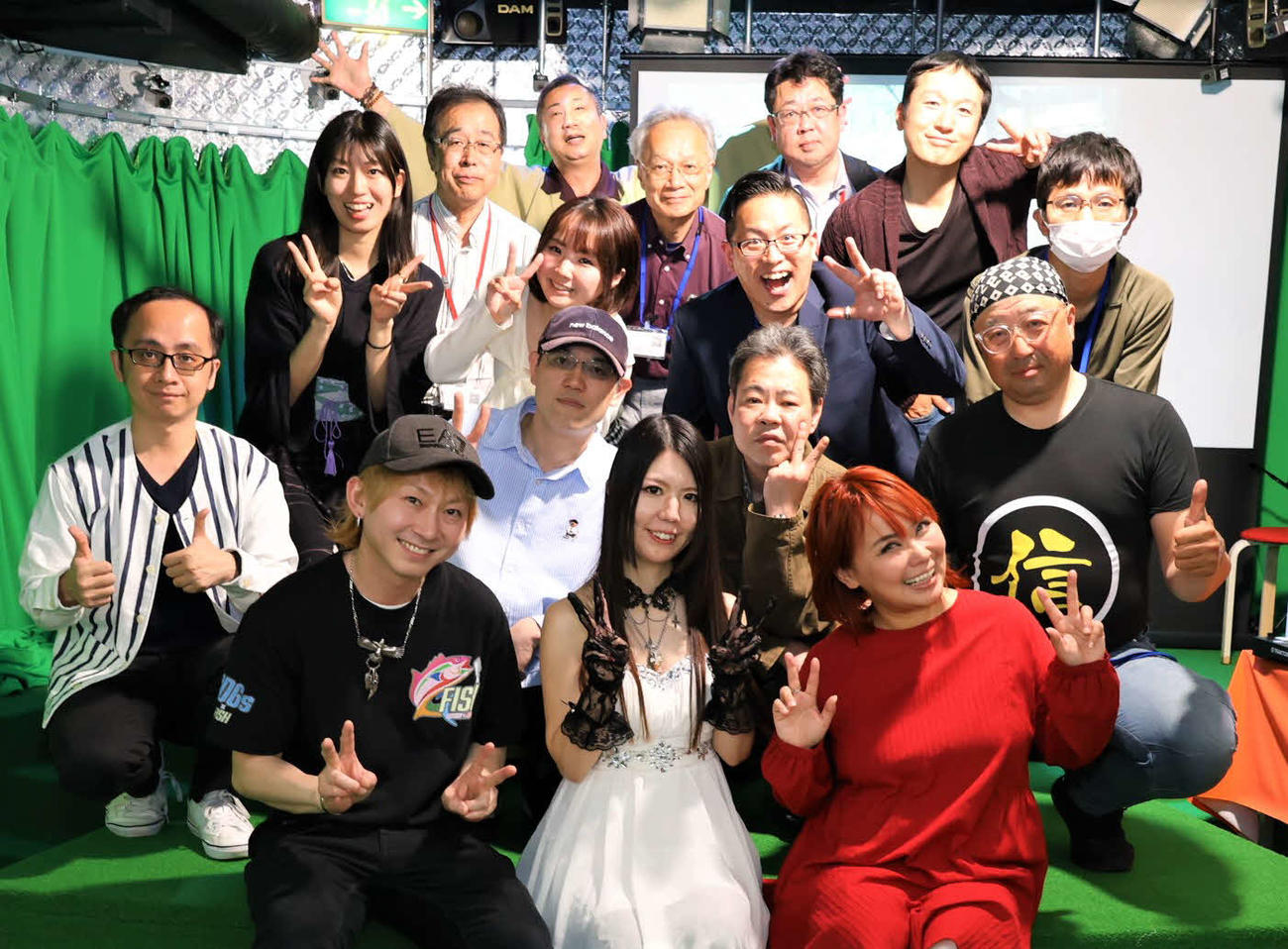 来場者と記念撮影。最前列右から浜田ブリトニー、妃都美、飯島アツシ