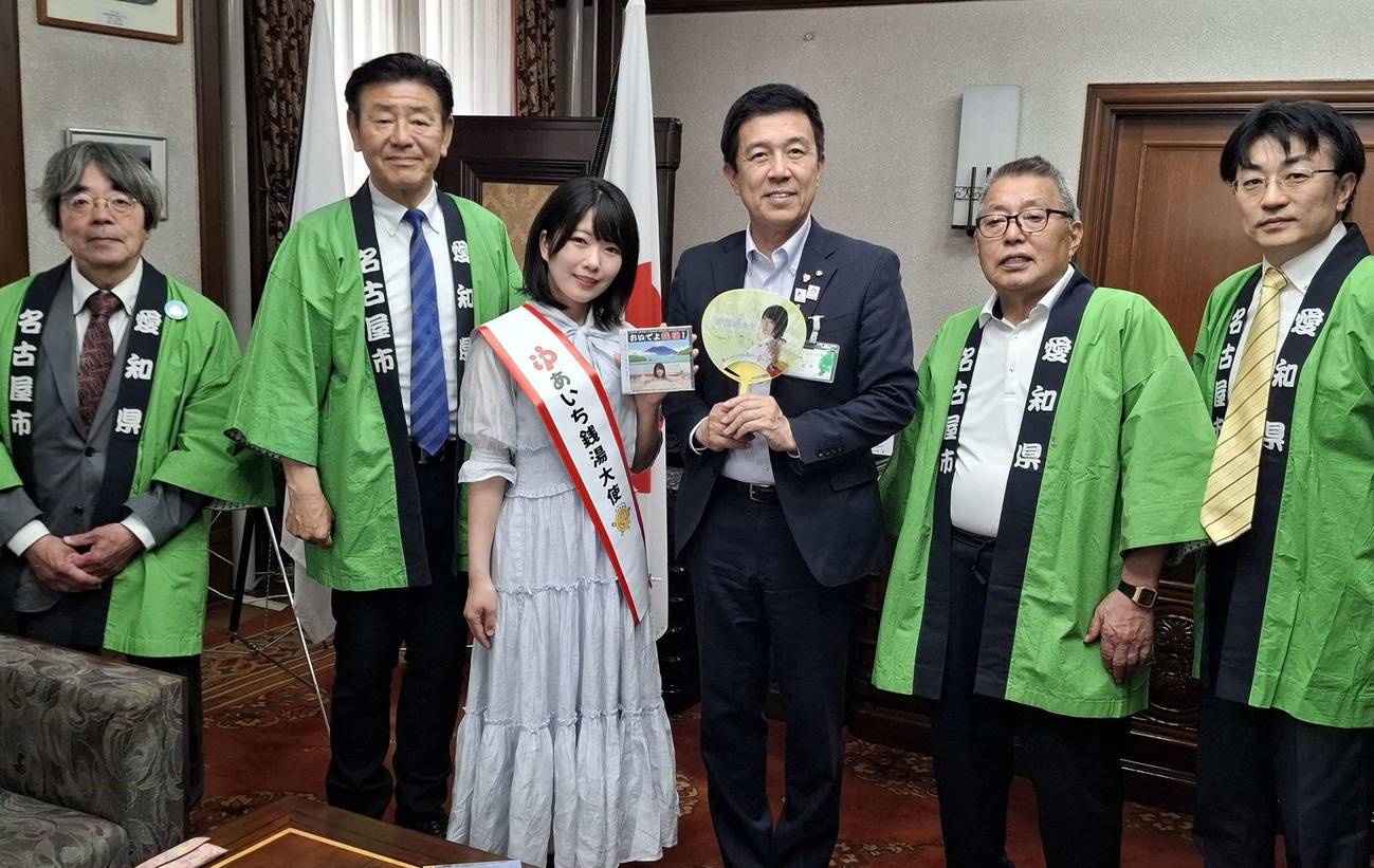 左から3人目の汐川ほたてと広沢一郎名古屋市長

