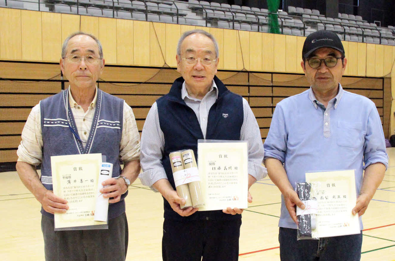 10メートル男子上位の左から薄井、佐藤、高梨（敬称略）