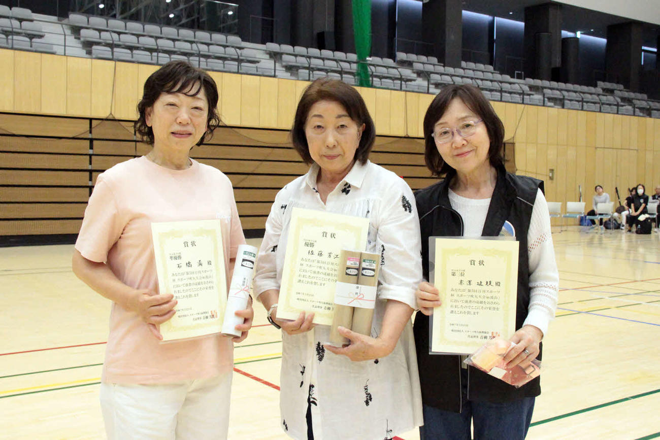 10メートル女子上位の左から石橋、佐藤、赤澤（敬称略）