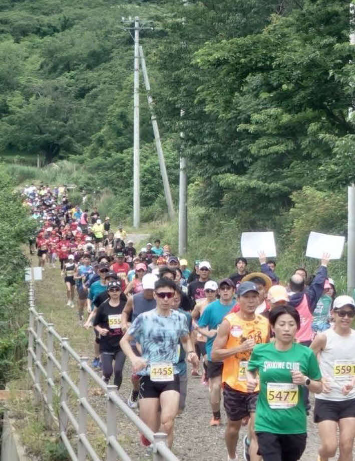 高低差260メートルの「世界一楽しい地獄」と呼ばれるコースに挑戦する参加者