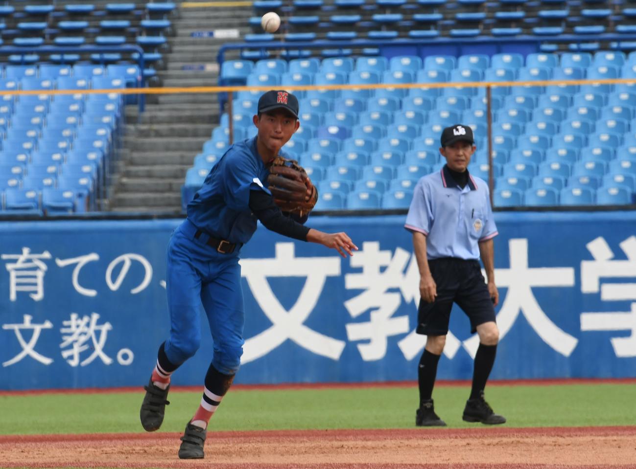 後方の二塁審判に注目。昨年からリトルシニア日本選手権では塁審がハーフパンツを着用している