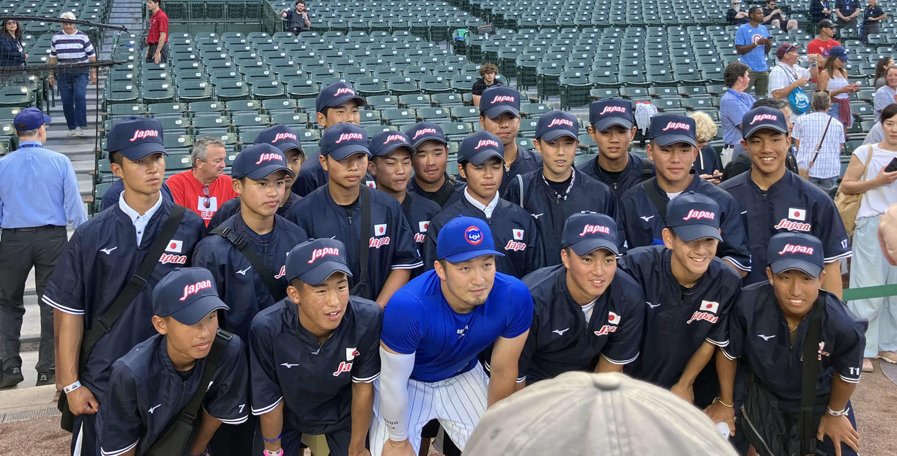 大会後、リグレーフィールドで試合前の鈴木誠也と対面した（写真協力・日新航空サービス）