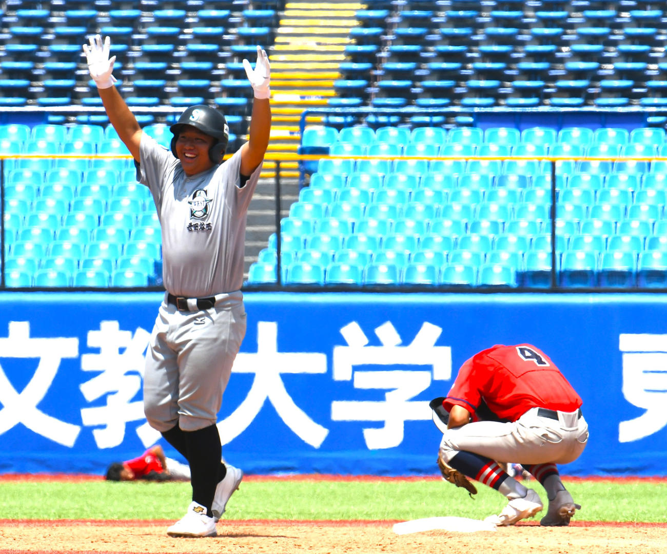 準決勝７回裏２死満塁、世田谷西の草野はサヨナラ打を放つと、浦安の選手が崩れ落ちた（撮影・久我悟）
