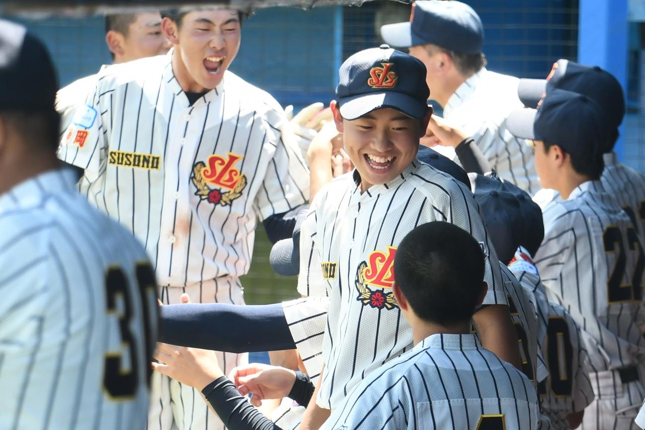 静岡裾野のベンチをまとめる初鹿主将