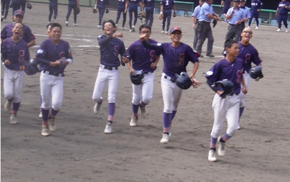逆転サヨナラ勝ちを喜ぶ鎌倉ナイン