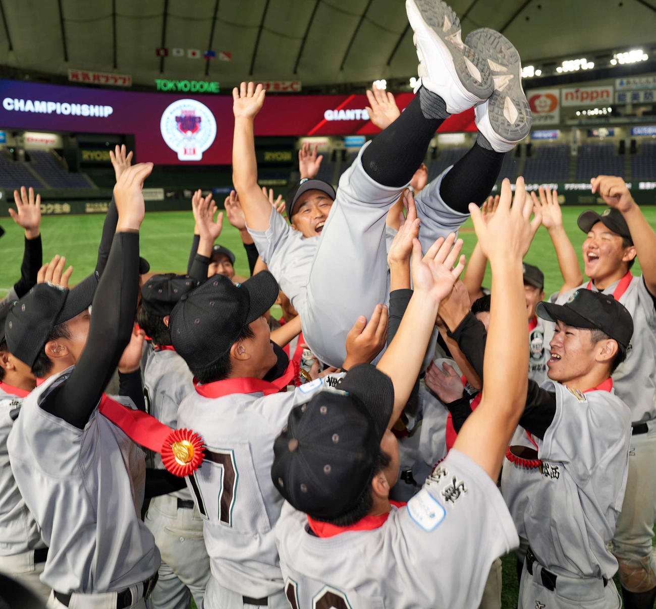 世田谷西の吉田監督は3冠を達成して胴上げされた（撮影・小島史椰）
