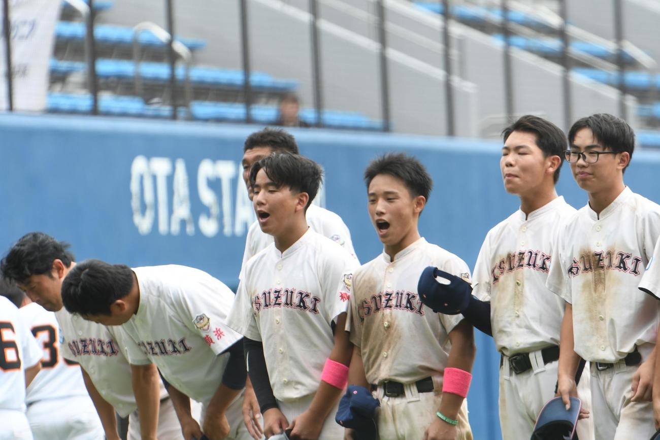 敗れた横浜都筑ナイン。右から4人目が岡田主将