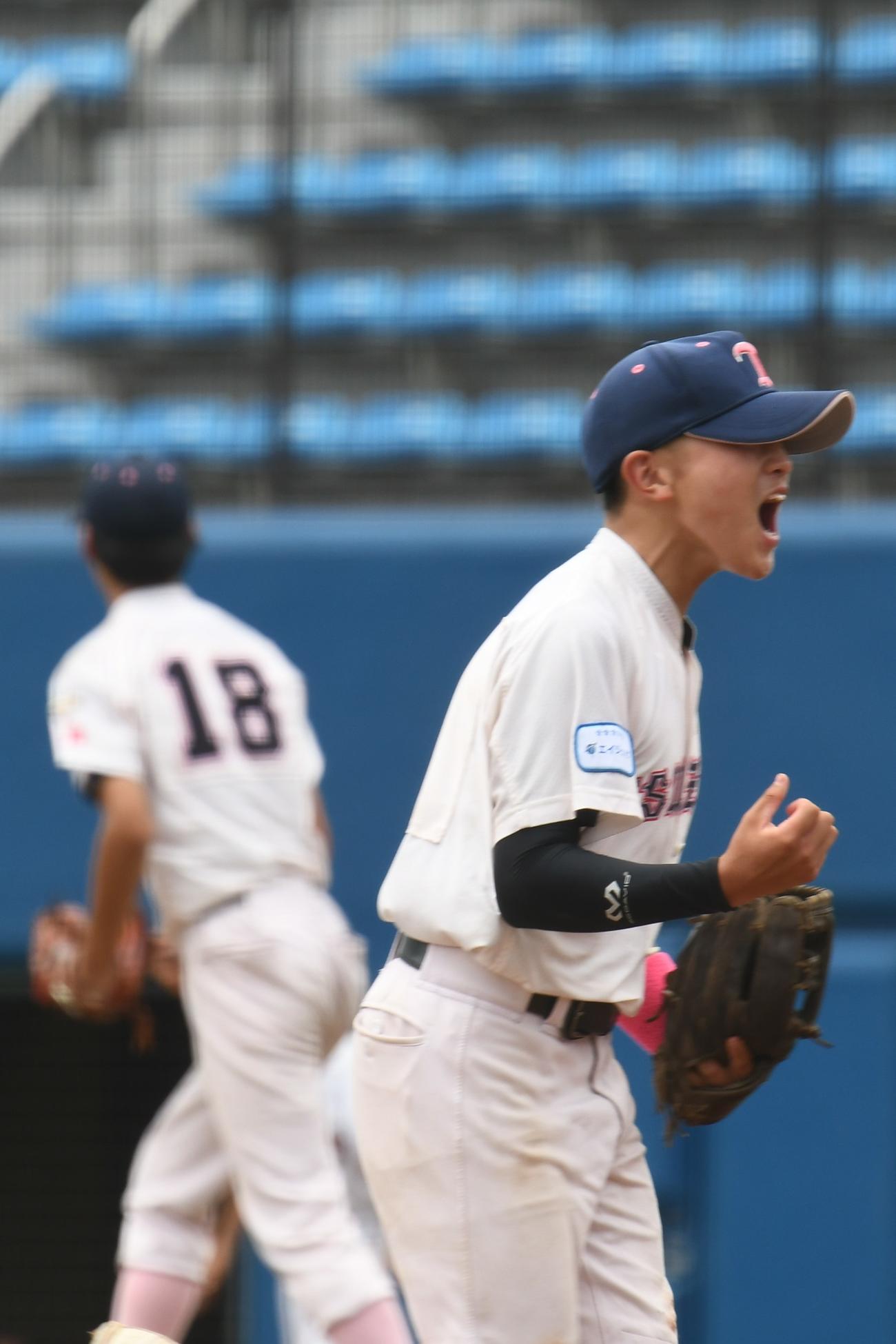 横浜都筑の重田は好守で5回のピンチを脱出。左は投手の安藤