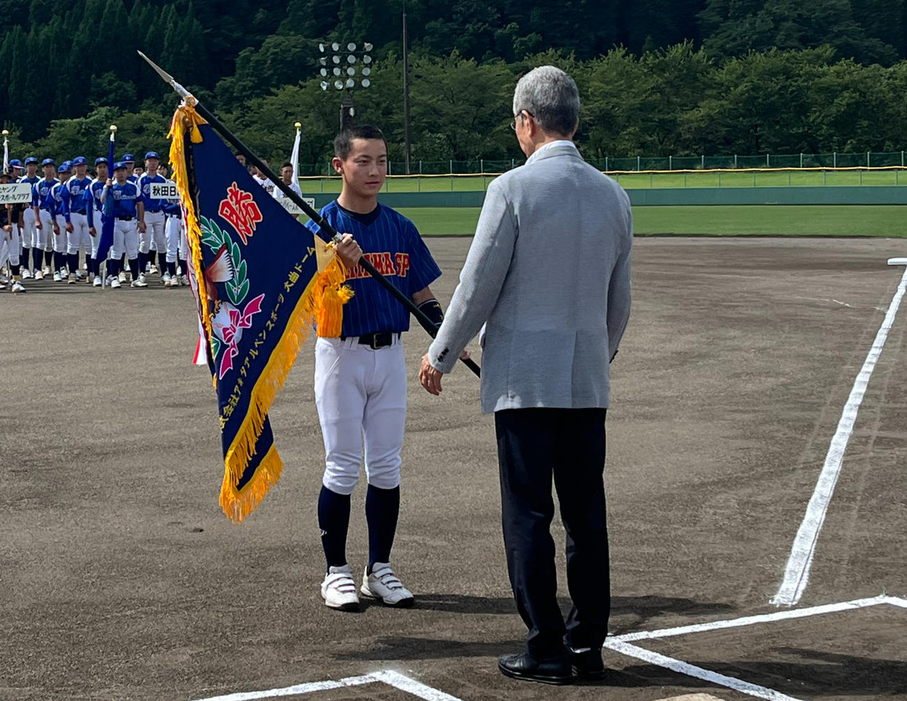 前年優勝の埼玉ＳＰヤングから優勝旗が返還された