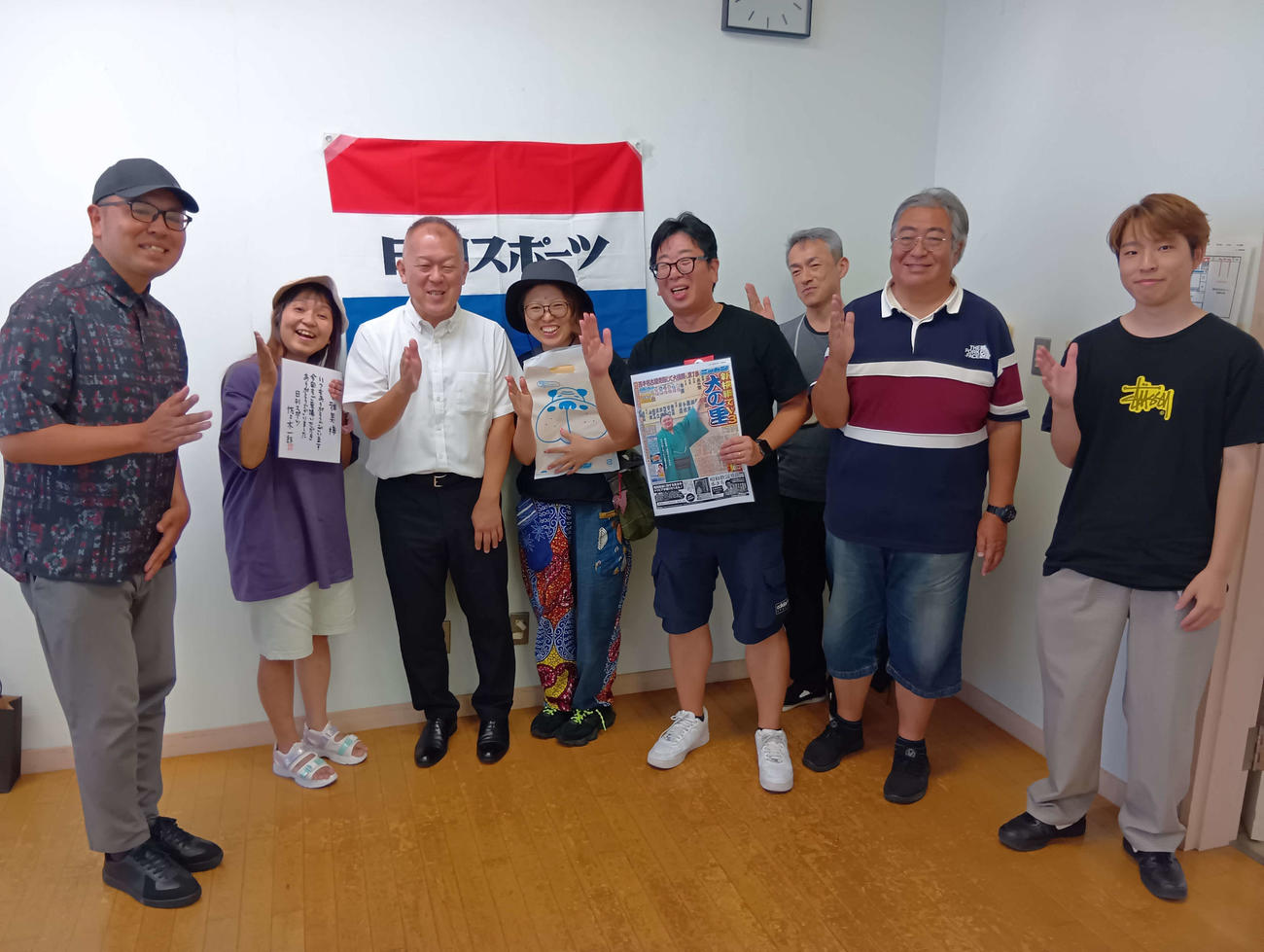 講演会後、参加者と記念撮影する佐々木記者（左から3人目）