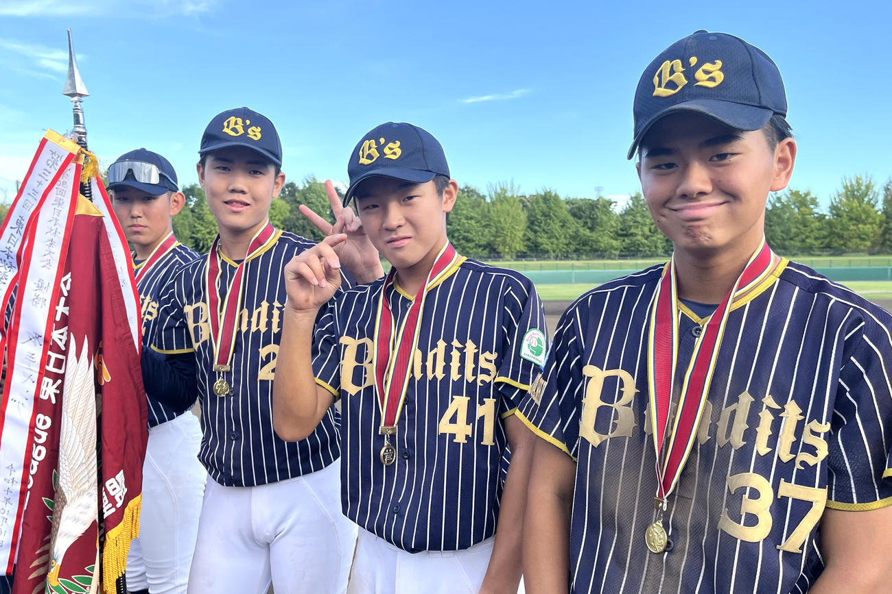 横澤主将（右）ら優勝した山梨BANDITSナインは金メダルを胸にかけた