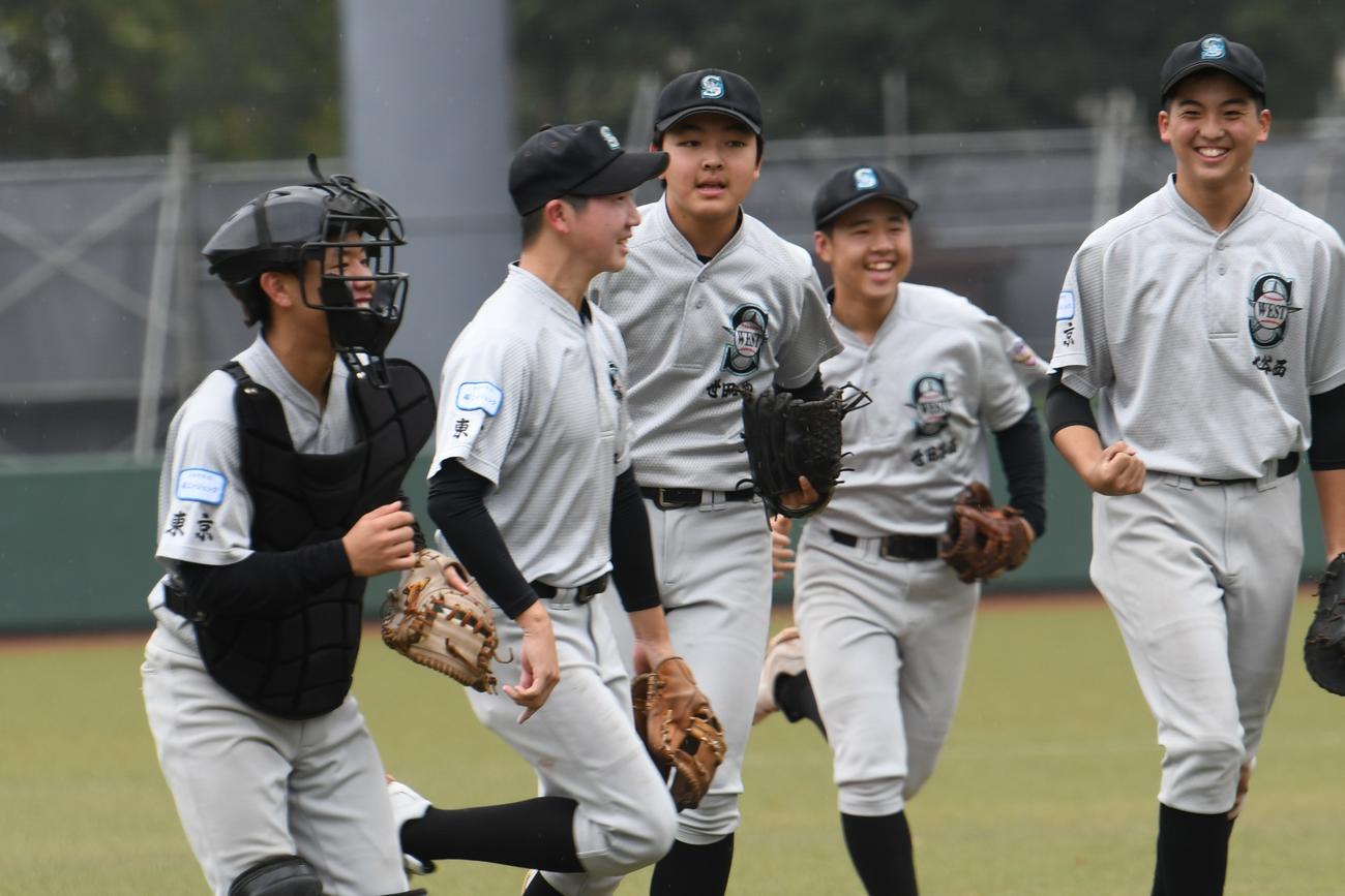 優勝の瞬間、笑顔で整列する世田谷西の内野陣