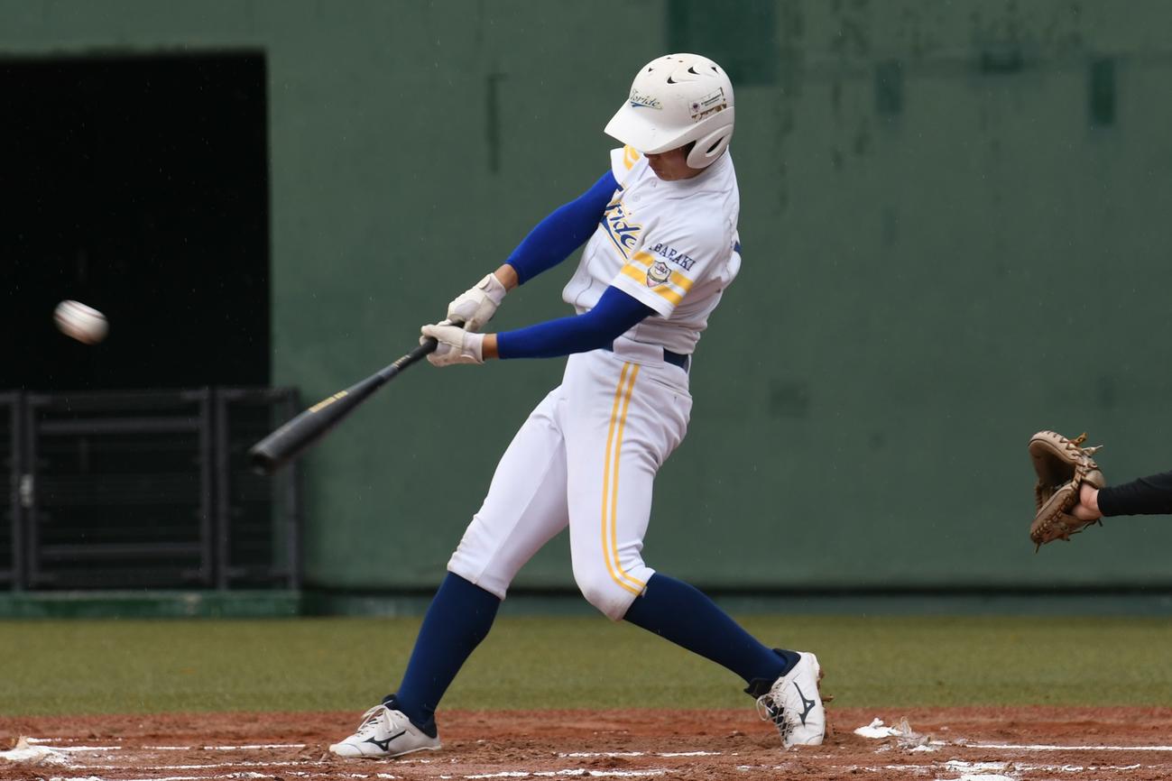 取手の三ツ井は1回表に痛烈なライナーで先制2ランを放った