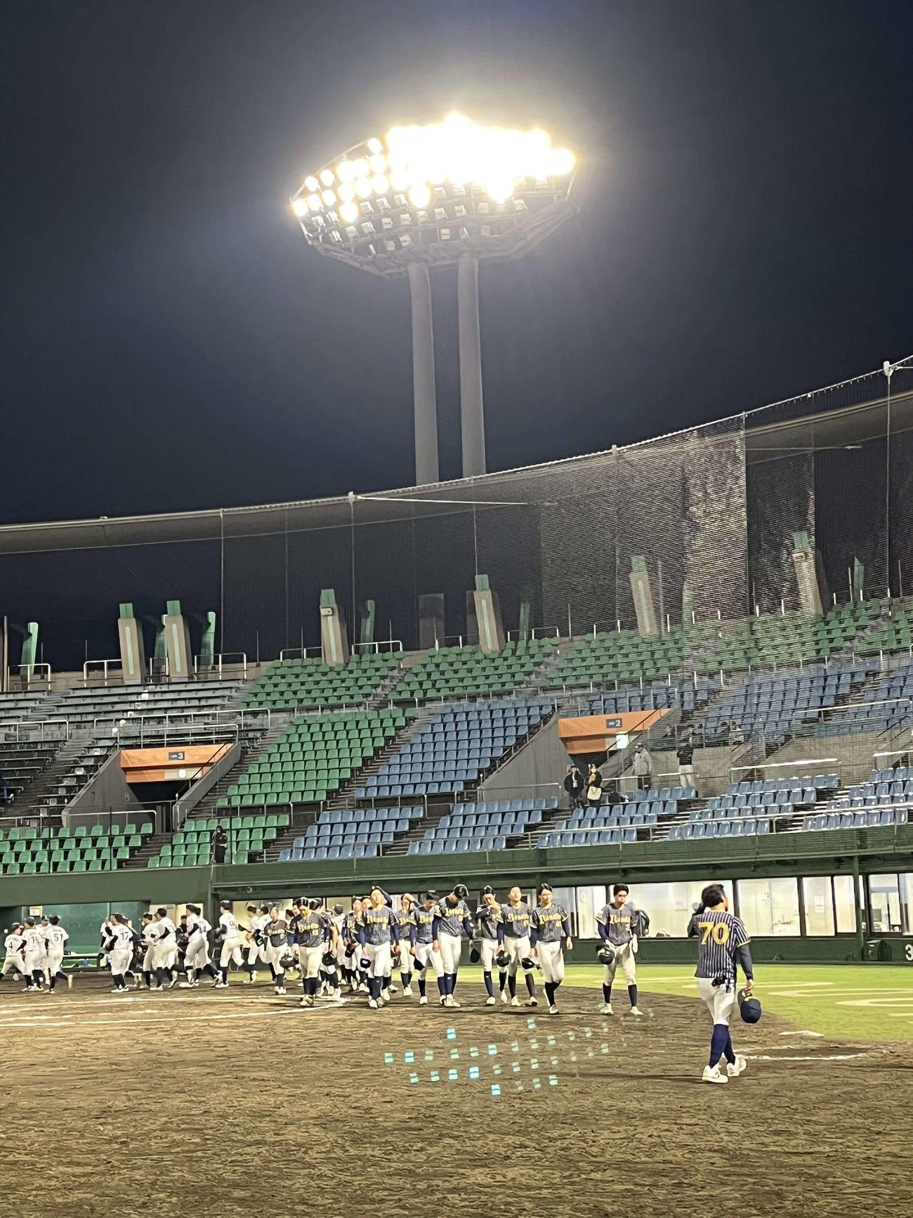 ナイターの末に敗退した山梨BANDITS（手前）