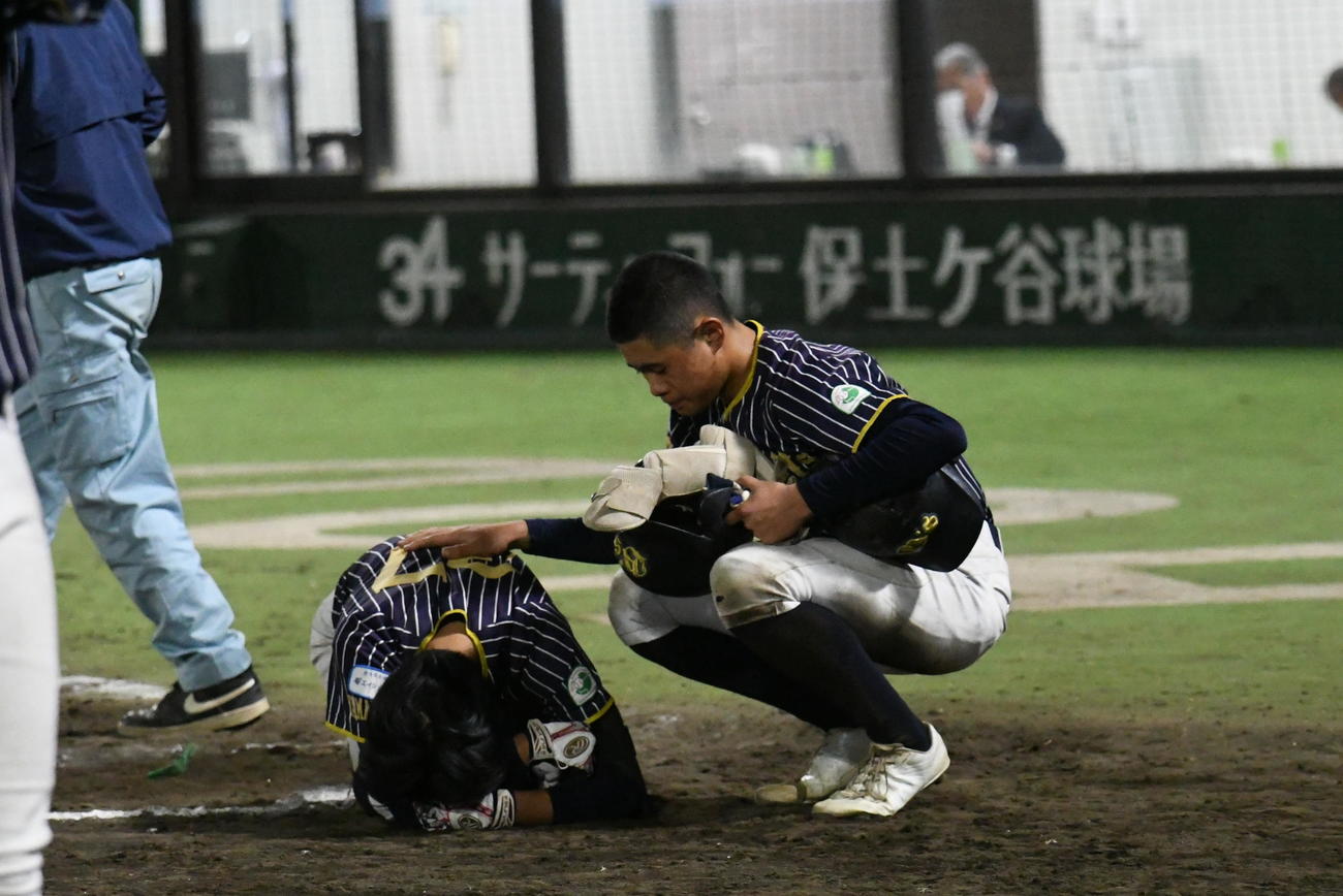 山梨BANDITSの横澤主将は試合終了後、泣き崩れた（左）