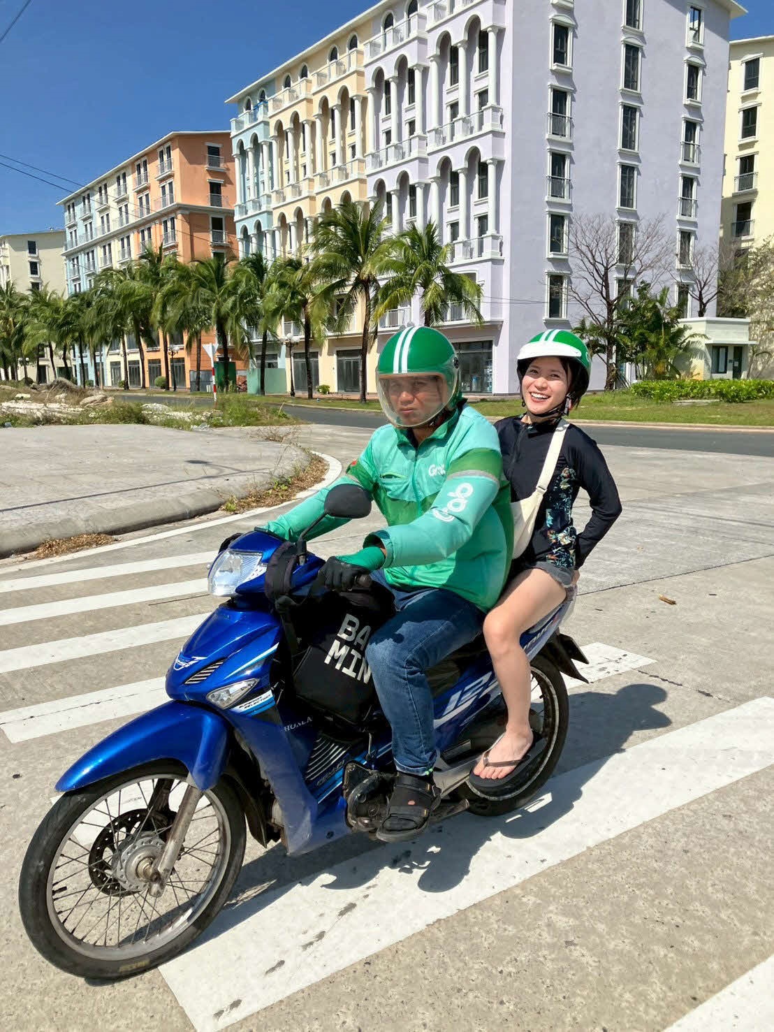 ベトナム旅行でバイクタクシーに乗る飯田あすか