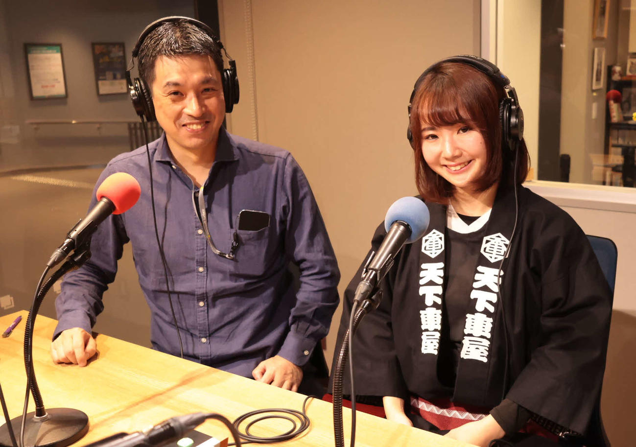 車夫のはんてん姿で出演した関森さん（右）と村木部長。息もぴったり