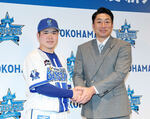 DeNA相川監督（右）と握手
