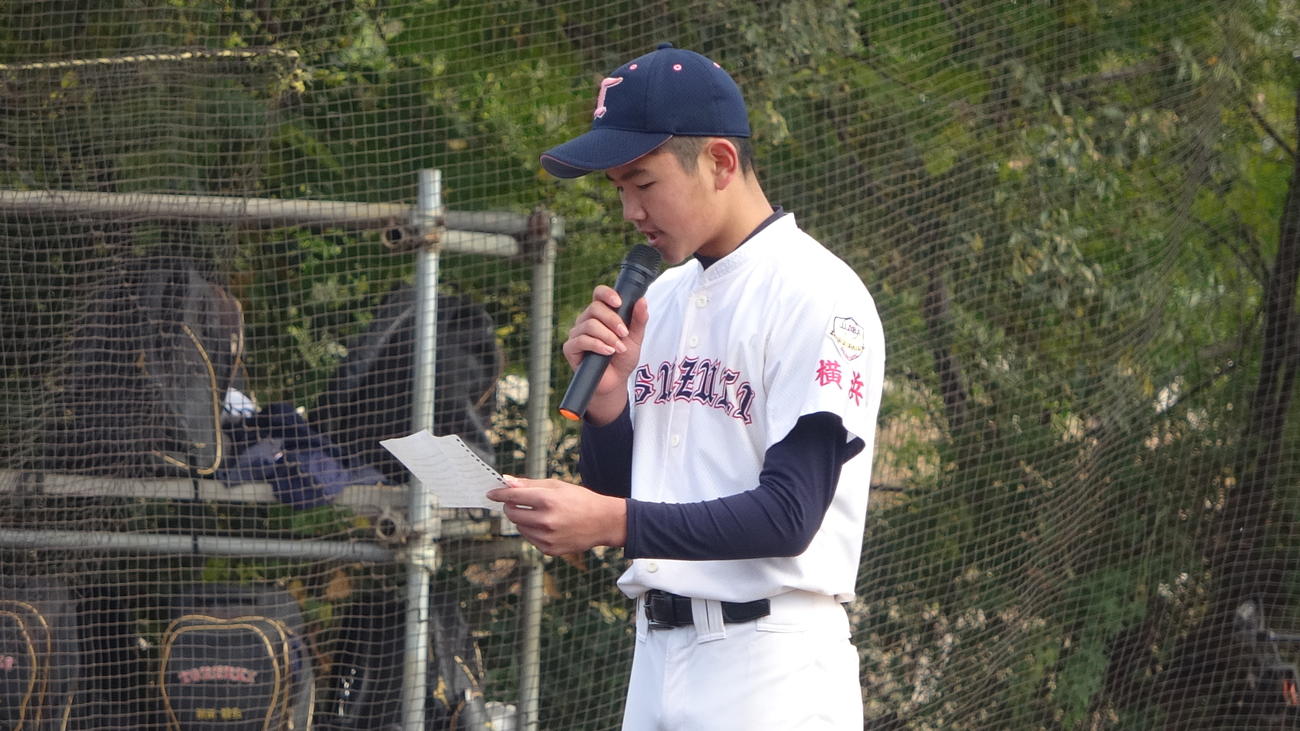 卒団式であいさつする半田（横浜都筑シニア提供）