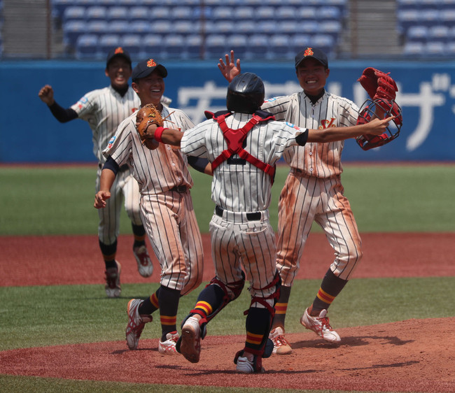 18年8月5日、静岡裾野が日本選手権に優勝した瞬間。後方から走り寄るのが松下（左端）（撮影・大野祥一）
