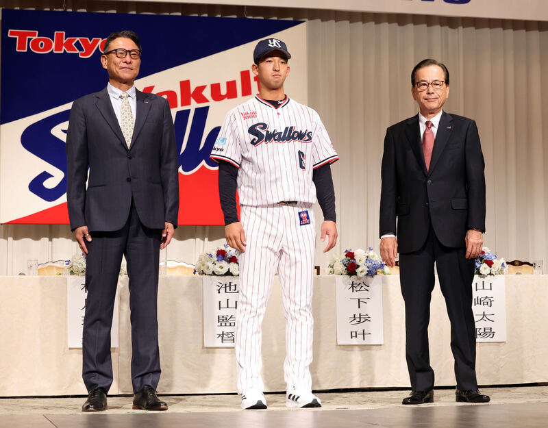 入団会見で池山監督（左）と並んだ松下（中央）