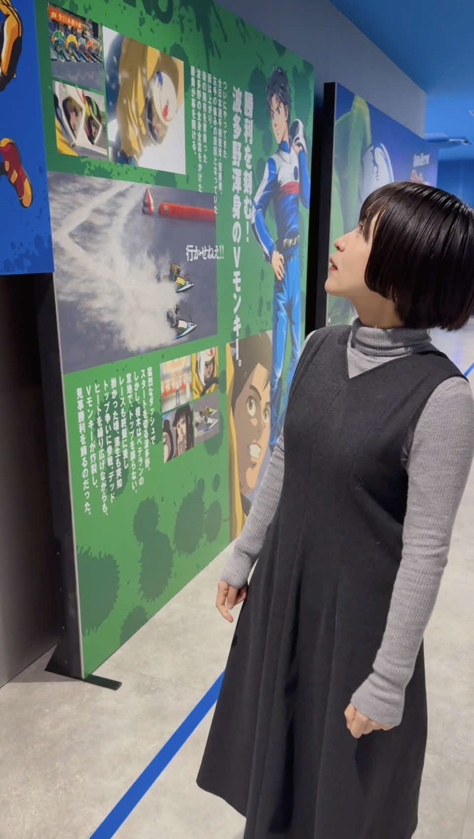 モンキーターン特別展示スペースを見学する飯田あすか