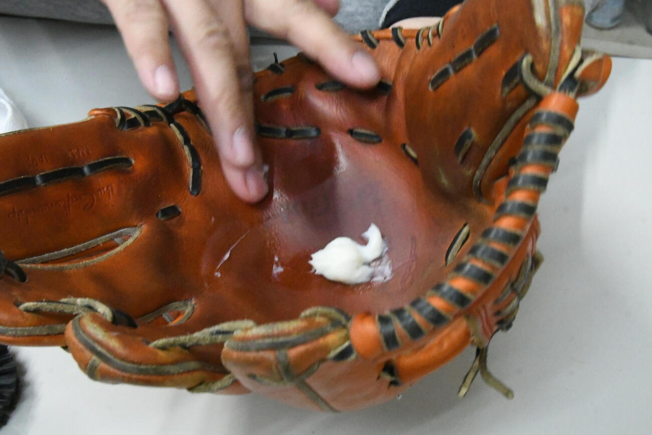 汚れの強い捕球面はクリーム状のクリーナーが便利