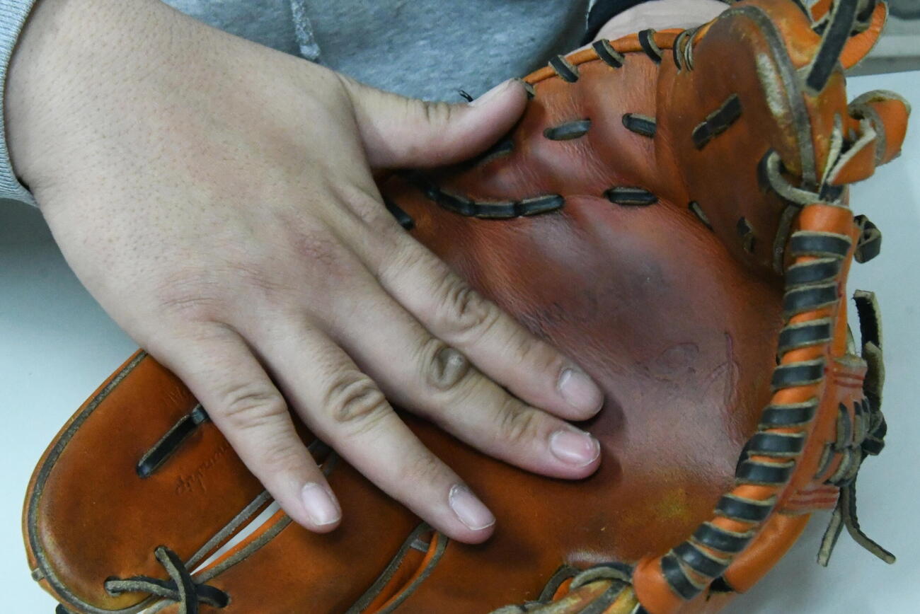 体温で溶かしながら捕球面から外に塗り広げる