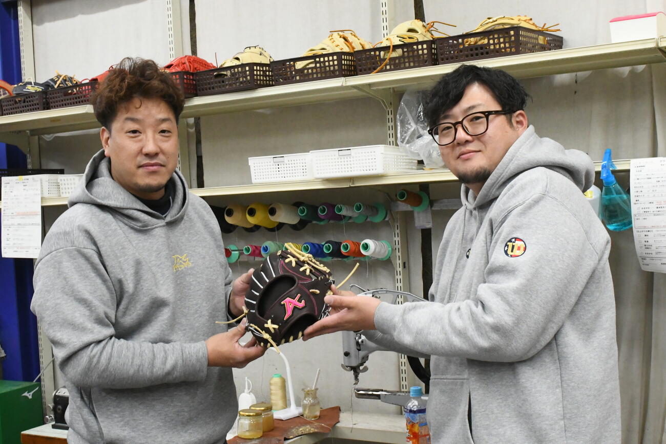 小柳さん（右）に納品しました