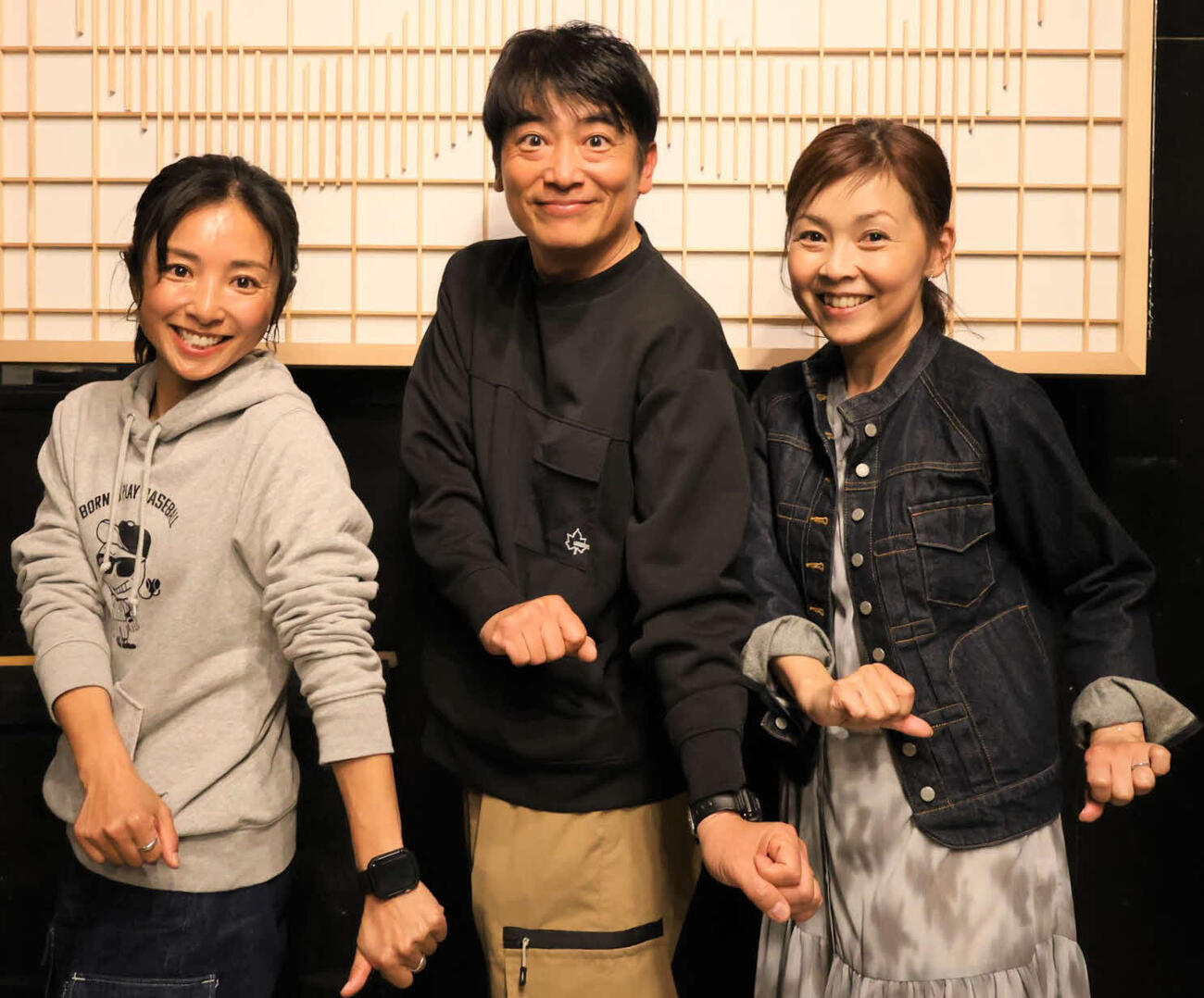 欽ちゃんポーズを決める右からはしの、堀口、片岡