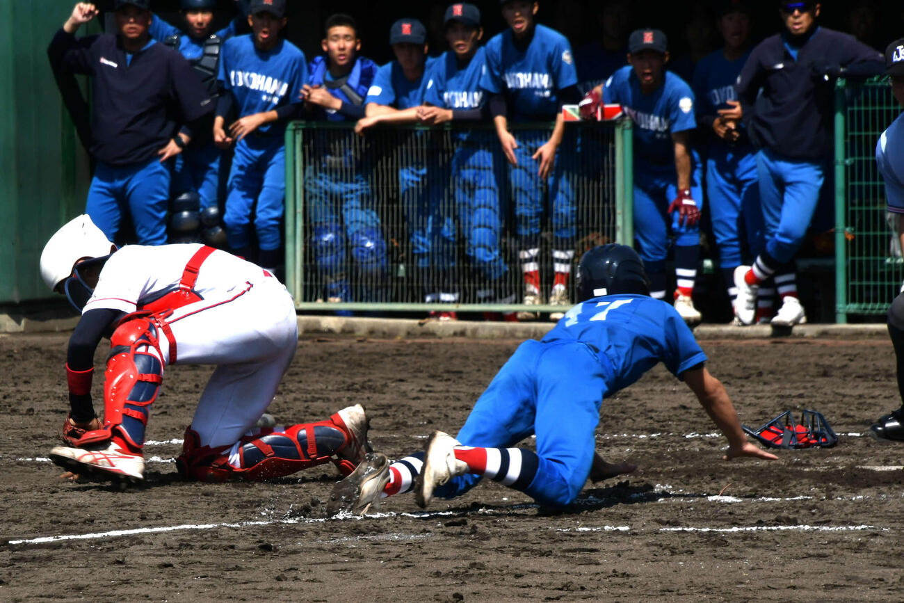 中本牧の三塁走者・岩崎は本塁に飛び込んだ