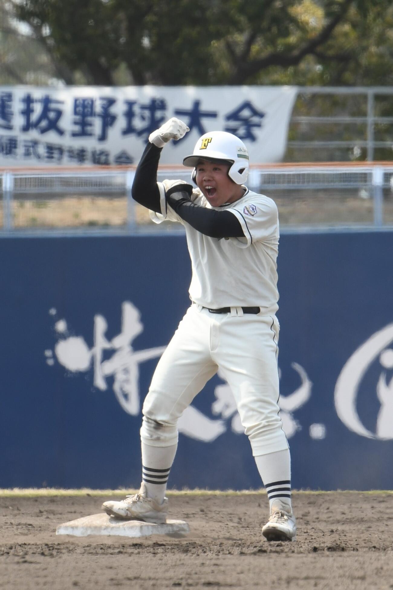 富士見の永井は二塁打を放ちガッツポーズ