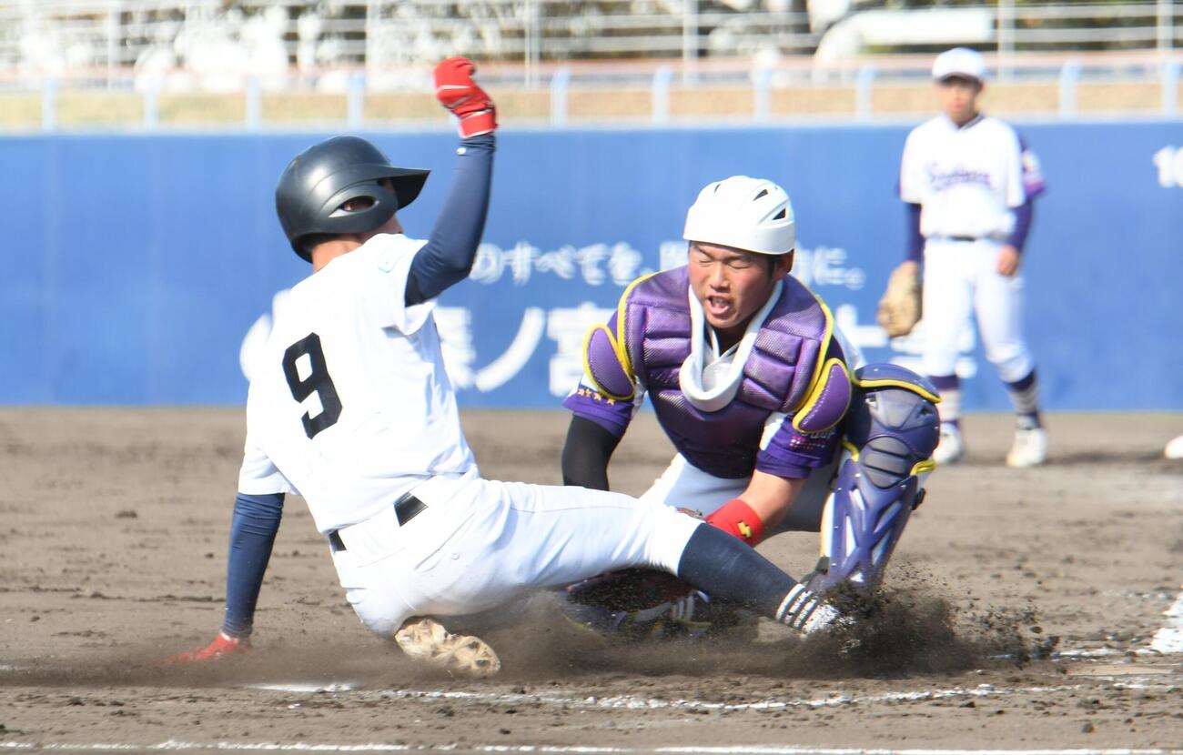 重盗を仕掛けた守山の三塁走者・藤原の生還を阻止する佐倉・清水