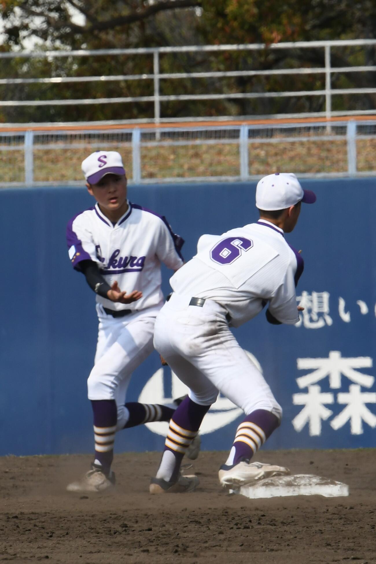 準決勝5回表、無死一塁で二ゴロ併殺を完成させた佐倉の鈴木（左）と蓜島