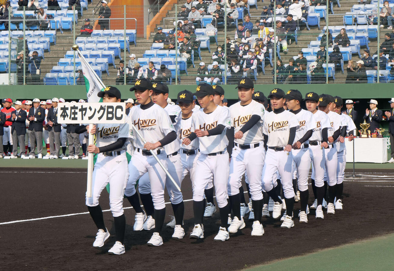 倉敷マスカットスタジアムを初めて行進する本庄