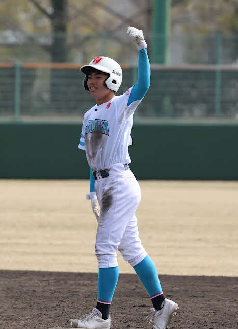 5回2死、つくばの新山はチーム初ヒットの二塁打を放った