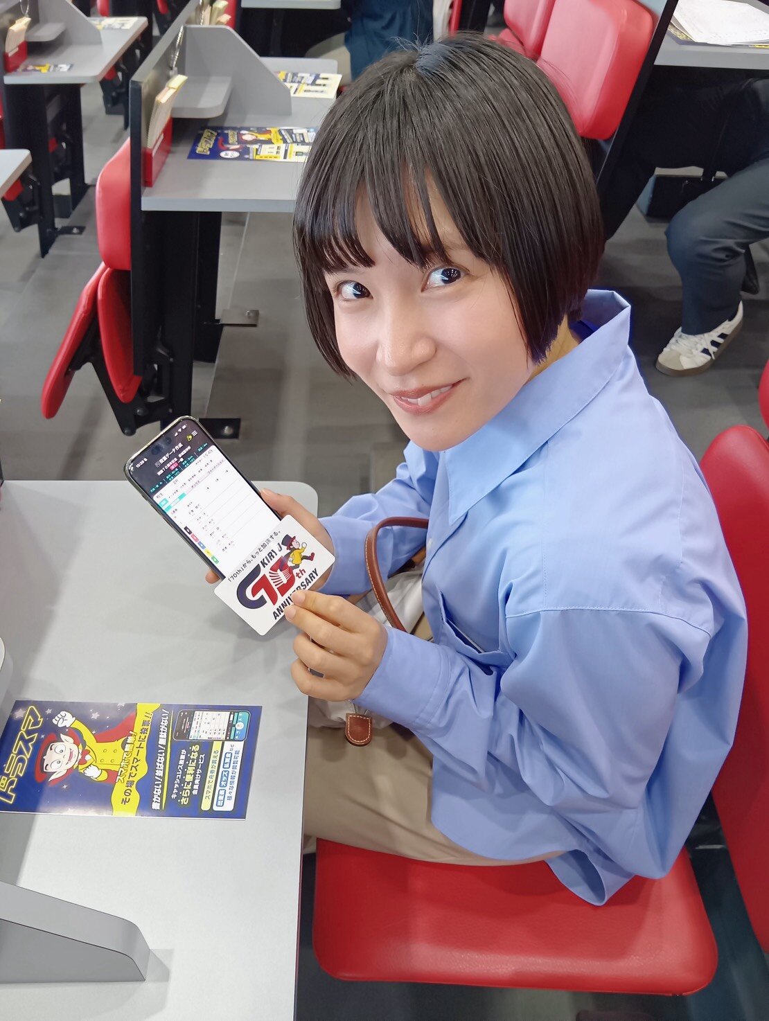 桐生ボート「ドラスマ」で舟券を購入する飯田あすか
