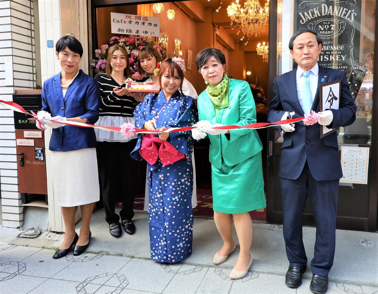 政治家のそっくりさんとテープカットに臨む浜田。後方左からおかもと、矢口