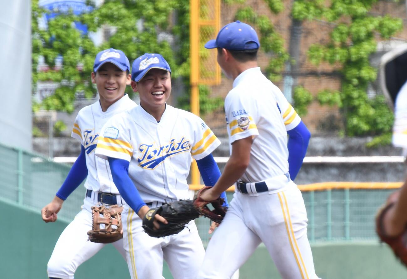 取手の寺田（中央）は併殺で優勝を決め、野手陣に笑顔を向けた