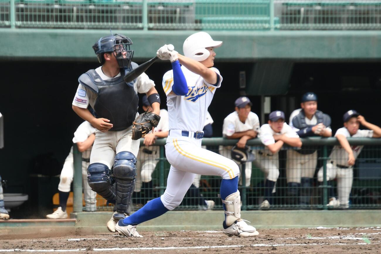 決勝3回表1死一塁、取手の三ツ井が左中間二塁打を放ち先制。浦和の吉野捕手が盗塁阻止のためステップを踏み出すほど外角のボール球だった