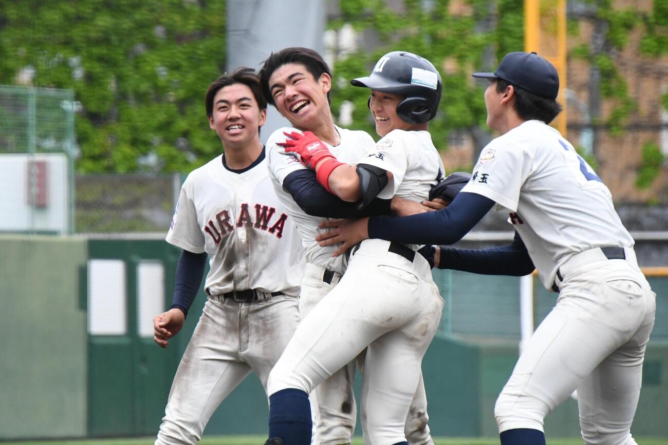 準決勝で逆転サヨナラ打を放った浦和・中西（中央）に中村（左から2人目）らが抱きついた