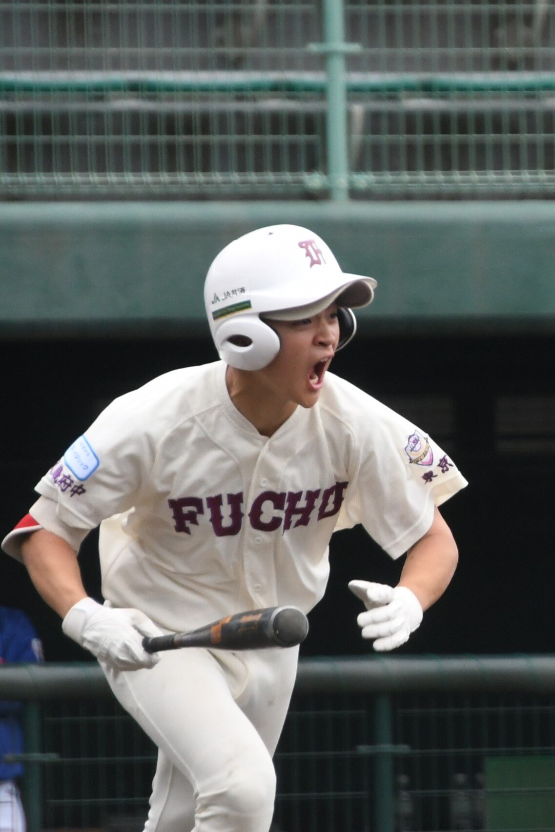 3位決定戦3回裏無死一、三塁、武蔵府中の原口は適時打を放ち雄たけび