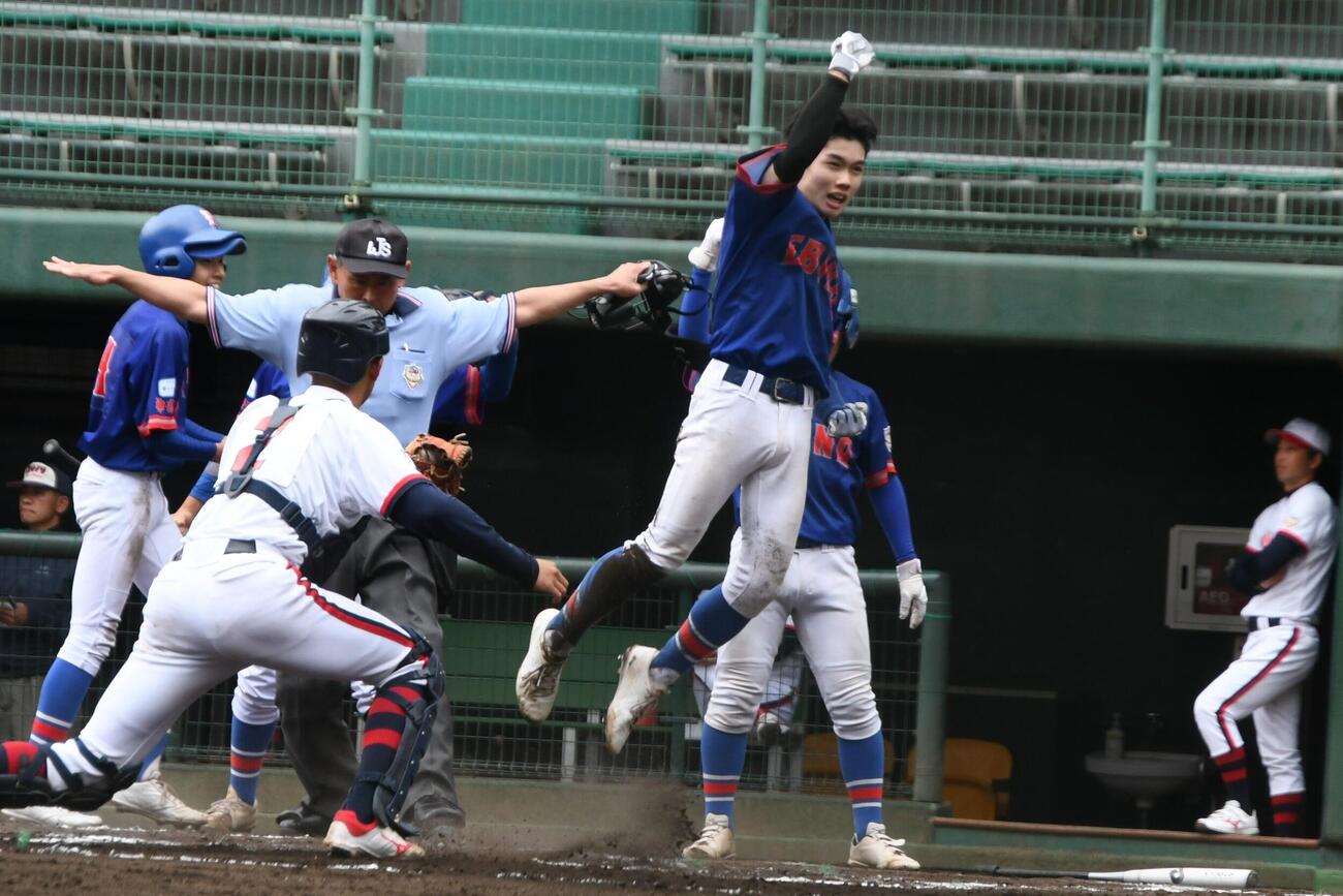 準々決勝、海老名の松本はランニング弾を放ち1回転半ジャンプを決めた