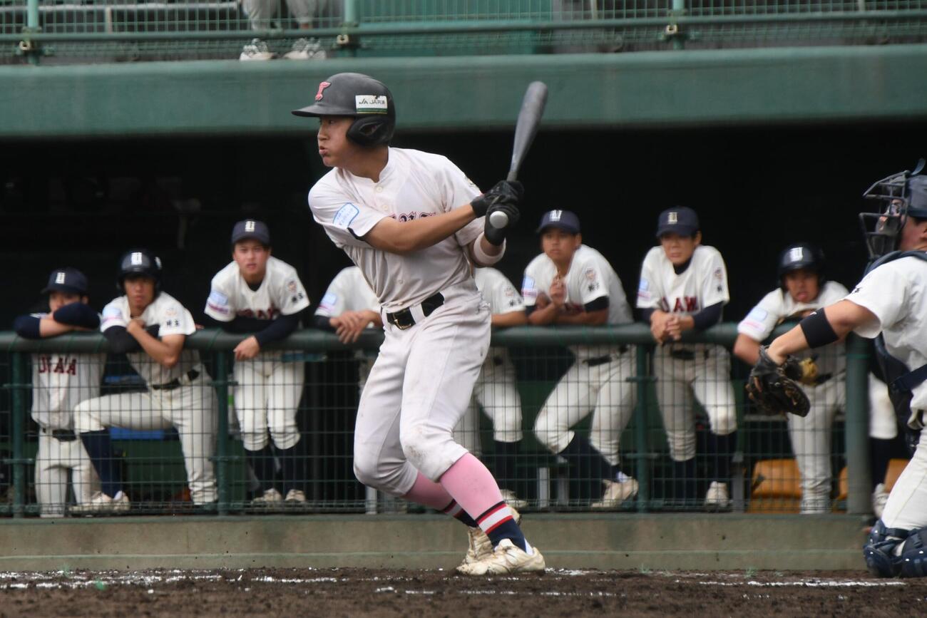 準々決勝2回1死三塁、横浜都筑の長谷川はゴロを転がし同点