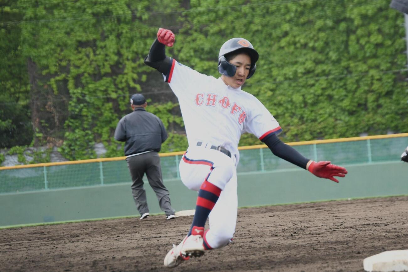 準々決勝2回2死一塁、調布・石井は右中間を突破して三塁に滑り込んだ