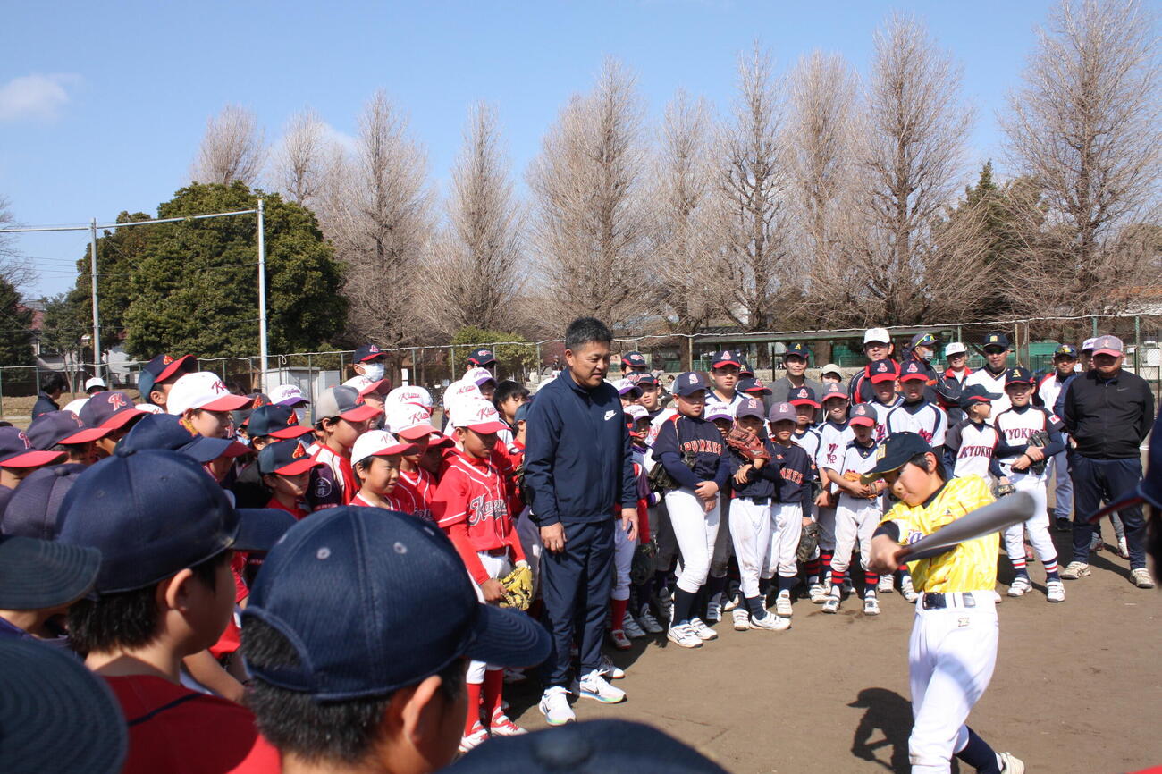 谷繁さんの熱心な指導に耳を傾ける参加者